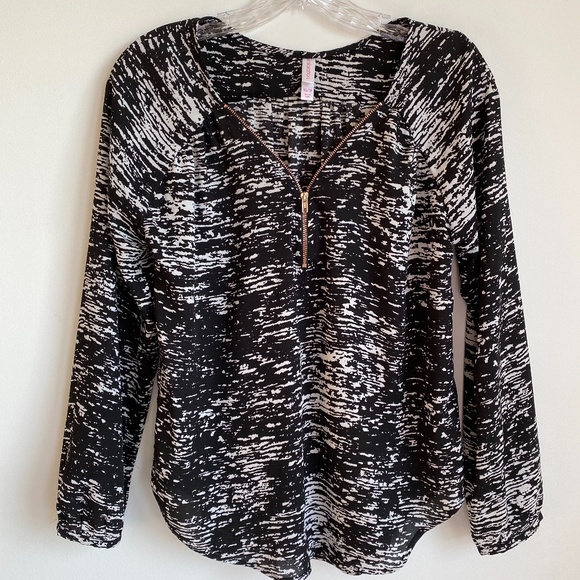 Xhilaration Tops - Xhilaration Black/White Zip Blouse